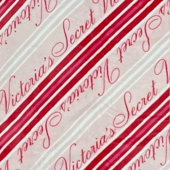 NWT Victoria's Secret Fleece Blanket & Faux Fur Tote Duo - Picture 3 of 9